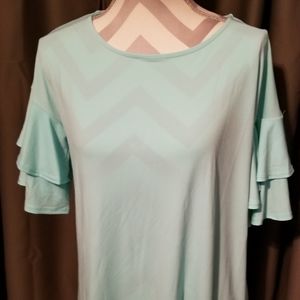 NWOT ZENNA OUTFITTERS SHORT  SLEEVE TOP WITH BELL SLEEVES.